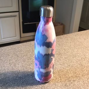 Swell thermos. Beautiful design.  Keep liquids cold for 24 hrs